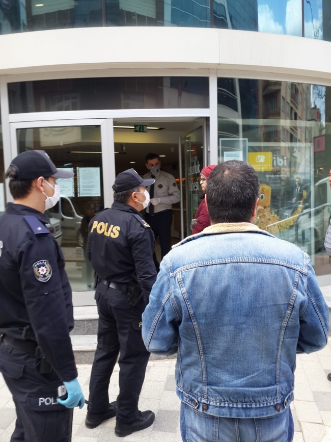 Bankta oturanlara 'sosyal mesafe' cezası