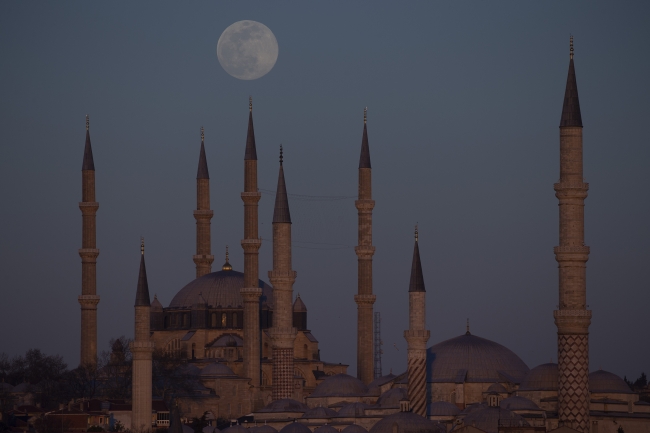 Dünya ve Türkiye'den Süper Ay manzaraları
