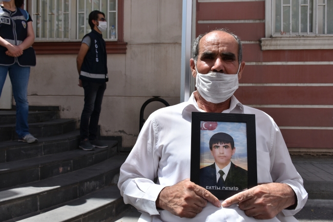 Oğlu Fatih Demir için oturma eylemi yapan Abdullah Demir.