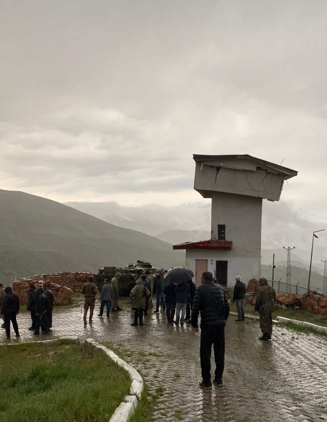 Depremde Karlıova-Kaynarpınar Jandarma Karakol Komutanlığı nöbet kulesi hasar gördü.