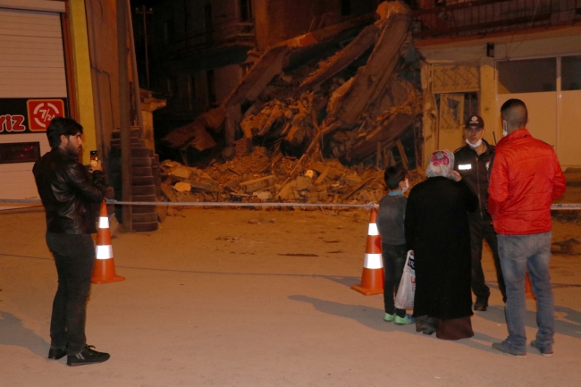 Erzurum'da kullanılmayan 5 katlı bina çöktü