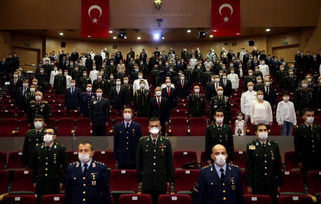 Bakan Akar: TSK'nın şanlı üniformasını hiçbir hainin taşımasına müsaade etmeyeceğiz