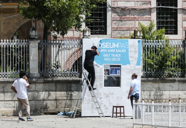 Ayasofya Camii önündeki bilet satış gişesinin yazıları söküldü