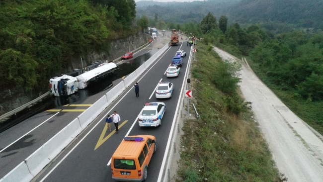 Bolu Dağı'nda zift yüklü tanker devrildi: 3 yaralı