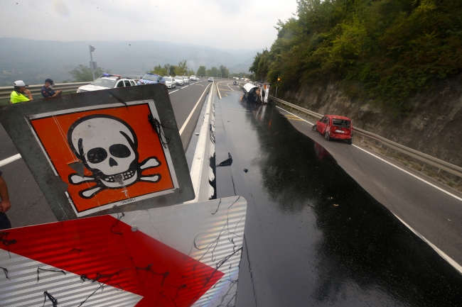 Bolu Dağı'nda zift yüklü tanker devrildi: 3 yaralı