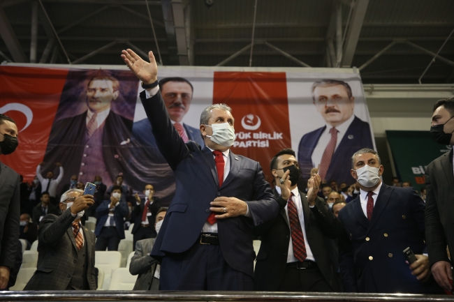 Destici, seçimin ardından partilileri selamladı. / Fotoğraf: AA