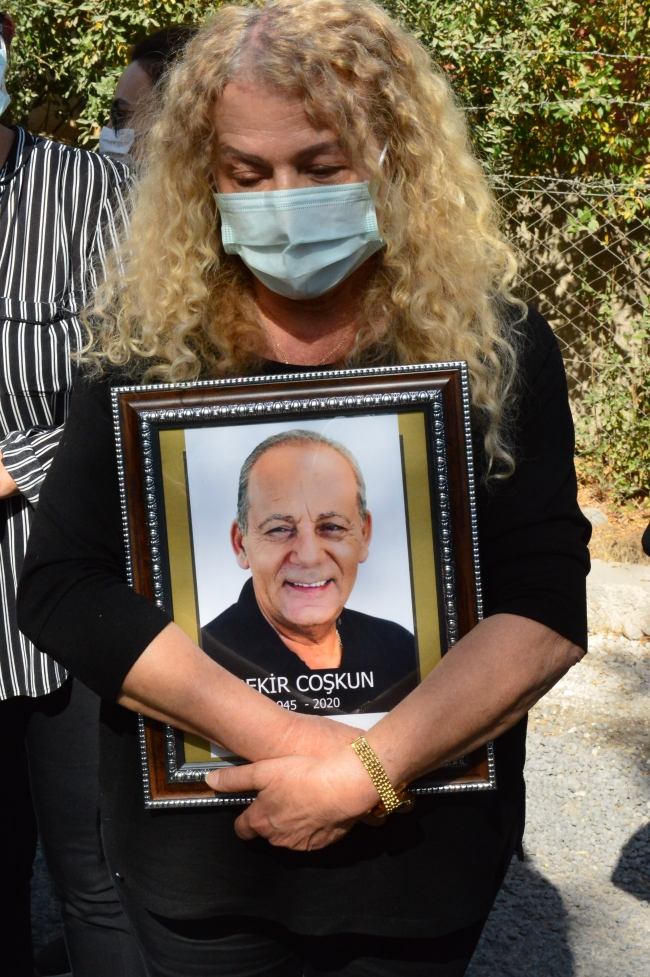 Bekir Coşkun'un eşi Andree Coşkun törende eşinin fotoğrafını taşıdı. AA