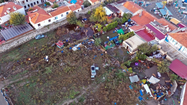 Depremin ardından sadece sahil şeridi değil ilçenin iç kesimleri de su baskınlarına uğradı. Foto: AA