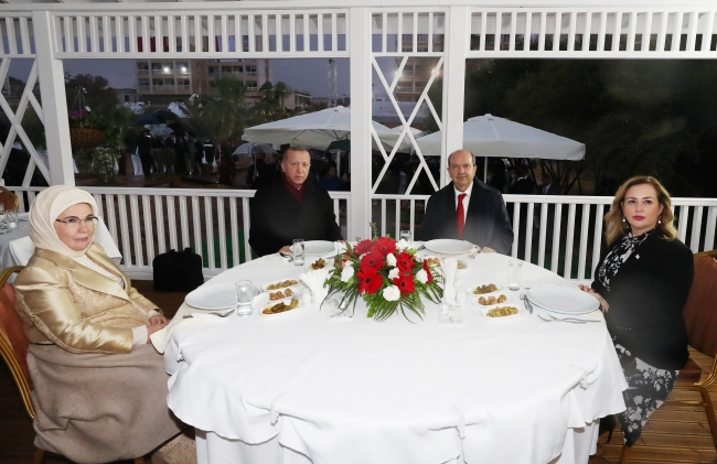 Fotoğraf: AA | Cumhurbaşkanı Recep Tayyip Erdoğan ve eşi Emine Erdoğan, KKTC Cumhurbaşkanı Ersin Tatar ve eşi Sibel Tatar, KKTC'de 46 yıldır kapalı tutulan, alınan kararla kademeli olarak açılmaya başlanan Maraş bölgesini ziyaret etti.