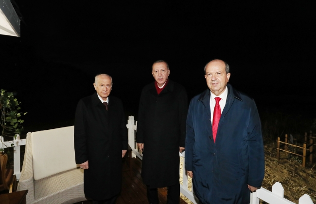 Fotoğraf: AA | Cumhurbaşkanı Recep Tayyip Erdoğan, KKTC Cumhurbaşkanı Ersin Tatar ve MHP Genel Başkanı Devlet Başkanı KKTC'de 46 yıldır kapalı tutulan, alınan kararla kademeli olarak açılmaya başlanan Maraş bölgesini ziyaret etti.