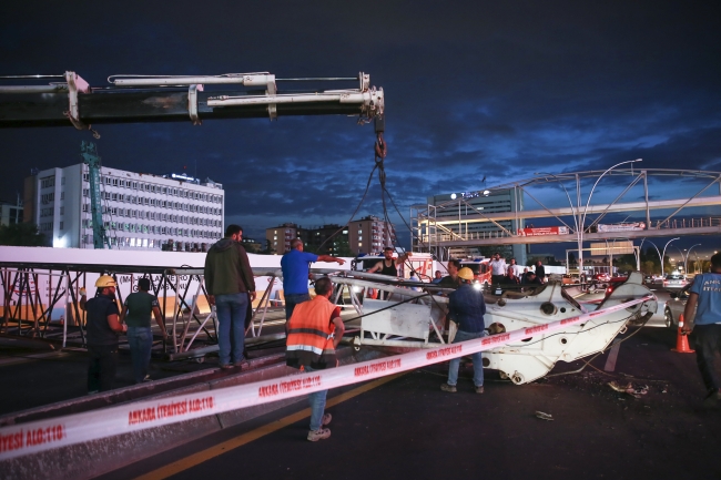 Ankara'da metro inşaatında vinç yola devrildi