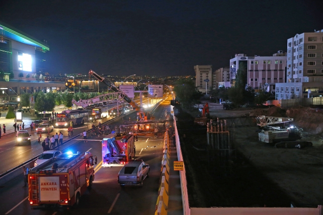 Ankara'da metro inşaatında vinç yola devrildi