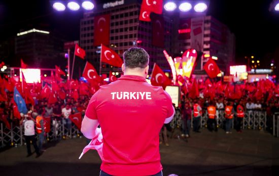 Vatandaşların meydanlarda demokrasi nöbeti sürüyor