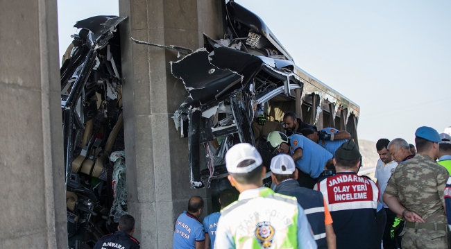 Ankara'da yolcu otobüsü köprü ayağına çarptı