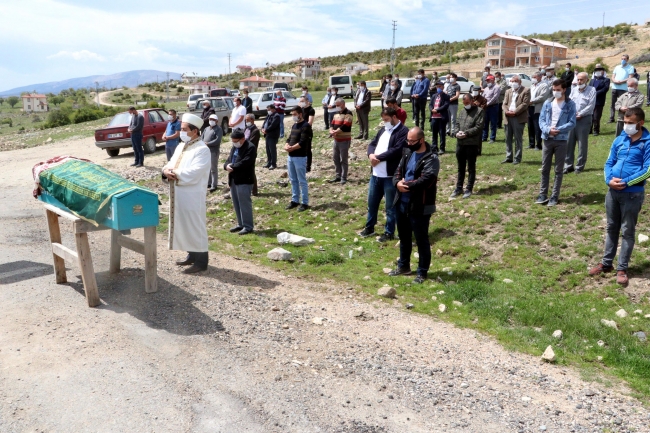 Ankara'da ayı saldırısında ölen kadın toprağa verildi