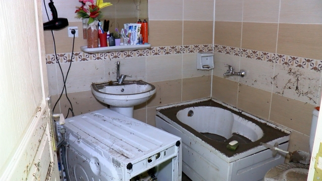 Ankara'da sağanak su baskınlarına neden oldu