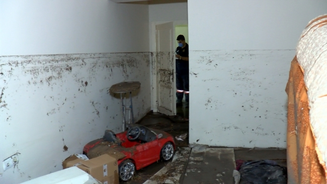 Ankara'da sağanak su baskınlarına neden oldu