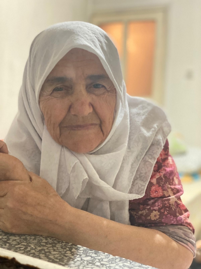 Yaşlı kadını kandırıp parasını gasp ettiler