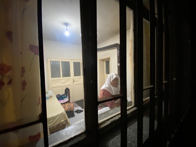 Yaşlı kadını kandırıp parasını gasp ettiler