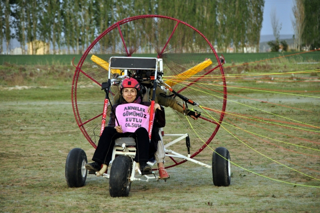 Anneler Günü'nü gökyüzünde uçarak kutladı