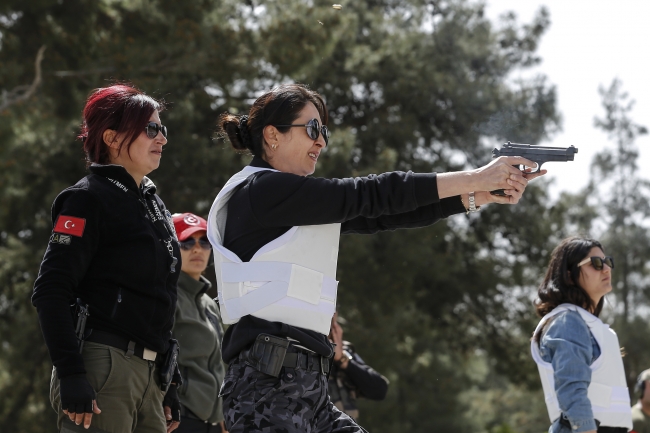 Hedefi gözü kapalı 12'den vuran kadın polis gurur kaynağı oldu