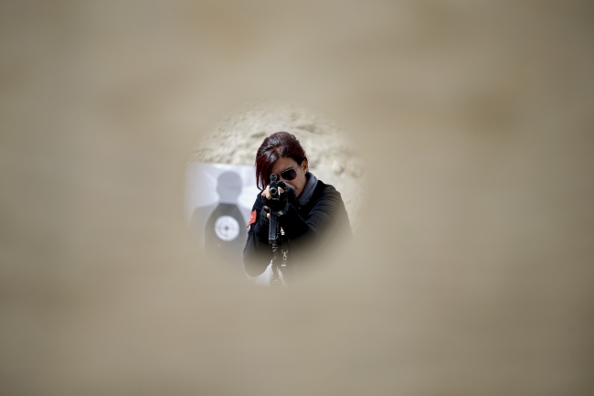 Hedefi gözü kapalı 12'den vuran kadın polis gurur kaynağı oldu