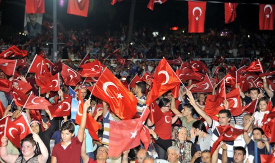 Meydanlarda 'demokrasi nöbeti' südürüldü