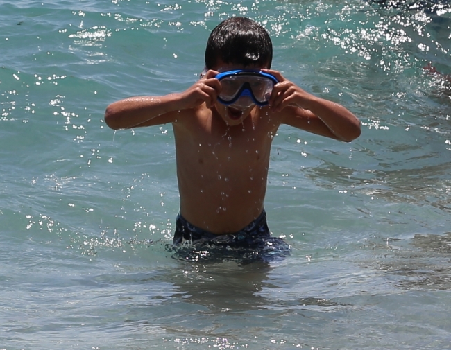 Antalya'da turistler sahile akın etti
