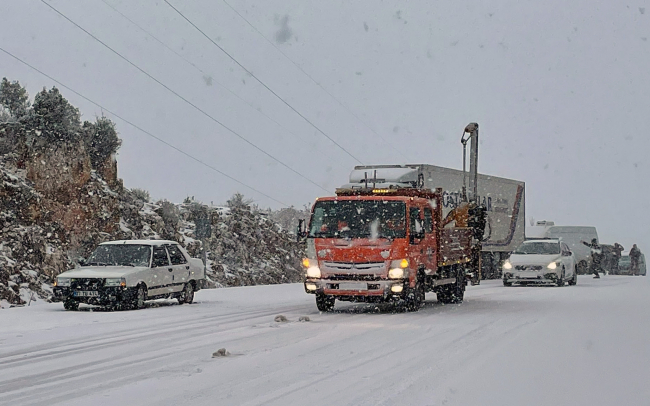 Antalya'da kar yağışı: Araçlar yolda kaldı