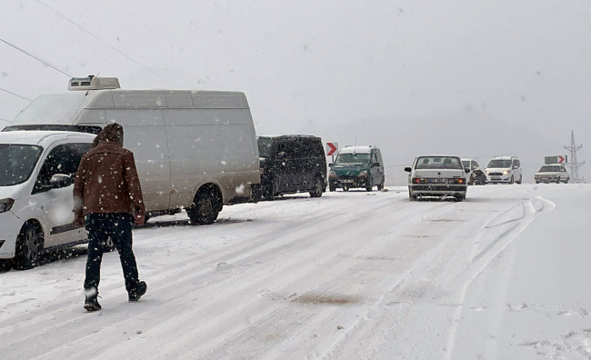 Antalya'da kar yağışı: Araçlar yolda kaldı
