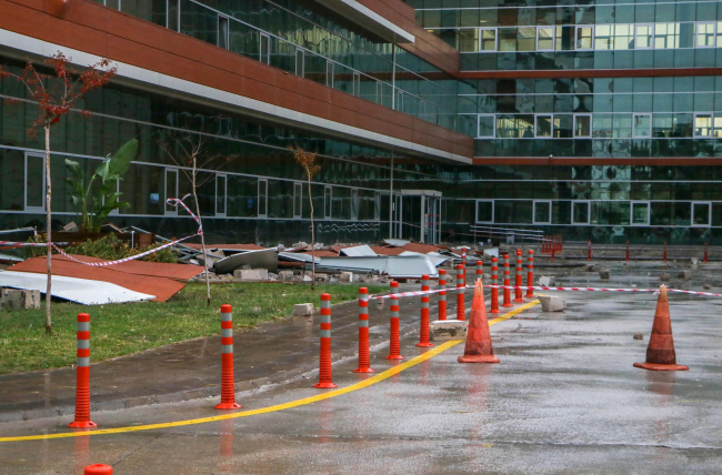 Antalya'da hızı 130 kilometreyi bulan fırtına: Çatılar uçtu, yol çöktü