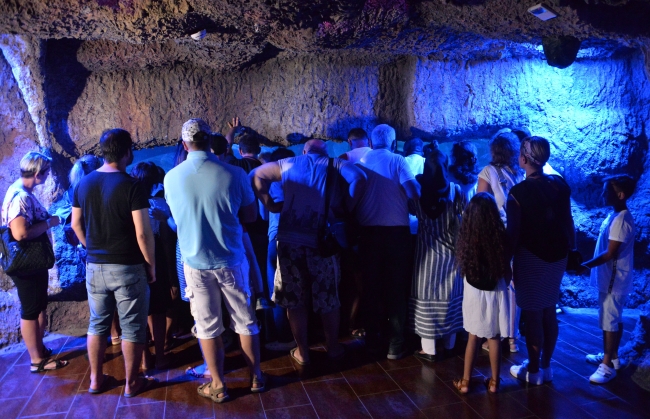 Antalya'daki köpekbalıkları dalgıç korumalar eşliğinde besleniyor