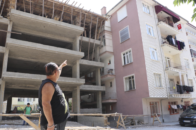 48 yıllık binanın pencereleri yükselen inşaatla yok oldu