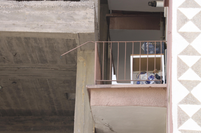 48 yıllık binanın pencereleri yükselen inşaatla yok oldu