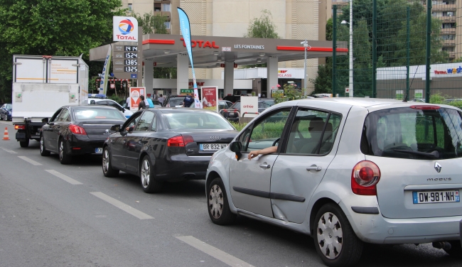 Fransa'da akaryakıt istasyonlarının stoğu tükendi