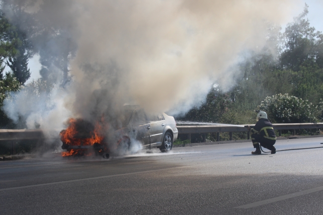 Adana'da seyir halindeki otomobil yandı