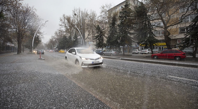 Ankara doluyla beyaza büründü