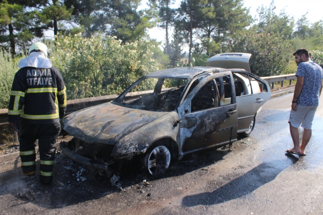 Adana'da seyir halindeki otomobil yandı