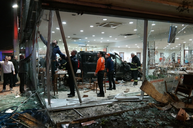 Gasp ettiği araçla restorana girdi: 11 yaralı