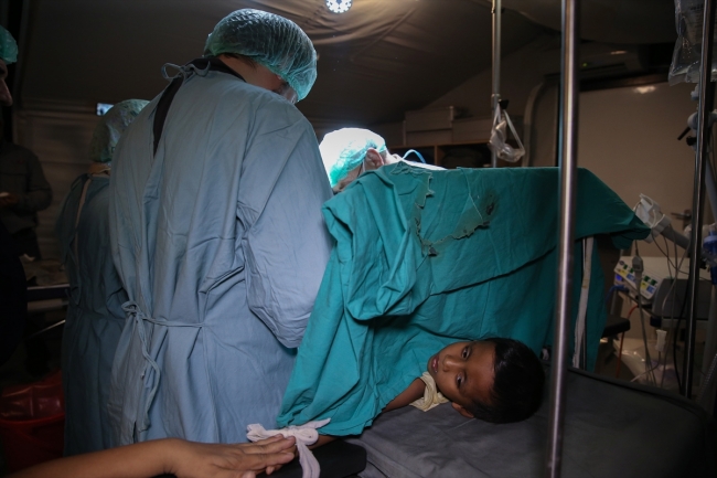 Arakanlı çocuğu Türk vekil sünnet etti