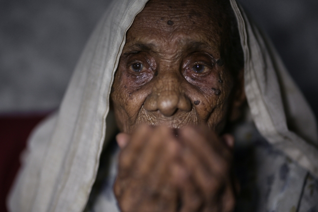 120 yaşındaki Arakanlı kadın Türkiye'nin desteğiyle hayata tutundu