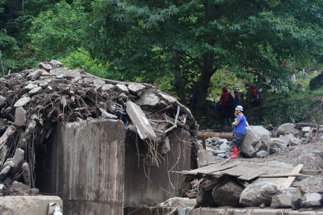 Araklı'daki selde 11 bina yıkıldı, 14'ü de ağır hasar gördü