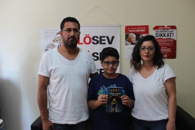 11 yaşında kitap çıkaran Aras gelirini LÖSEV'e bağışladı