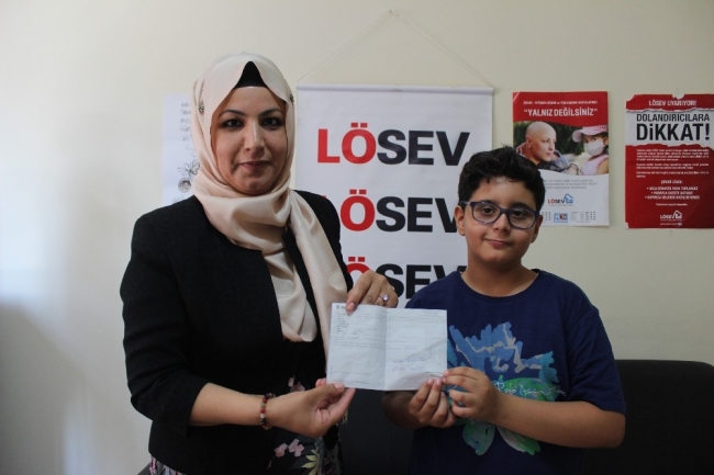 11 yaşında kitap çıkaran Aras gelirini LÖSEV'e bağışladı
