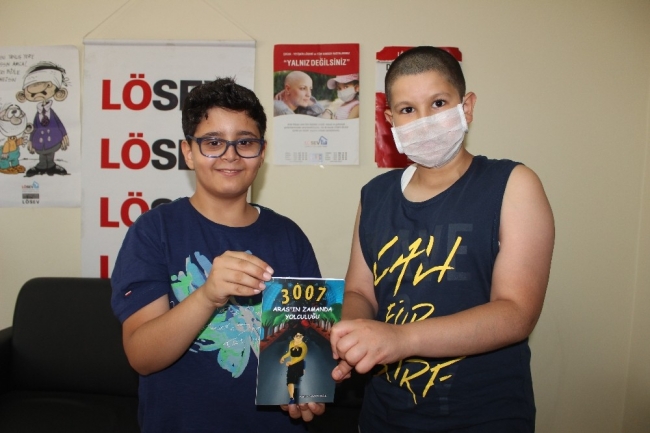 11 yaşında kitap çıkaran Aras gelirini LÖSEV'e bağışladı