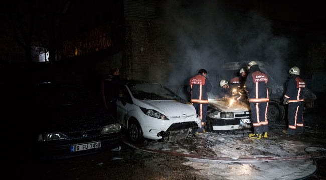 Otoparkta bulunan 4 araç yandı