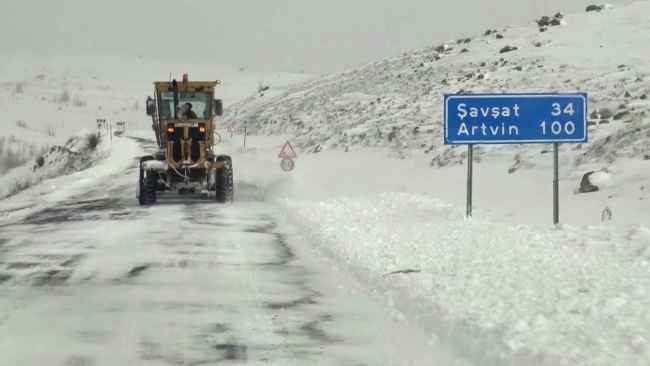 Ardahan-Şavşat karayolu kar ve tipiden ulaşıma kapandı