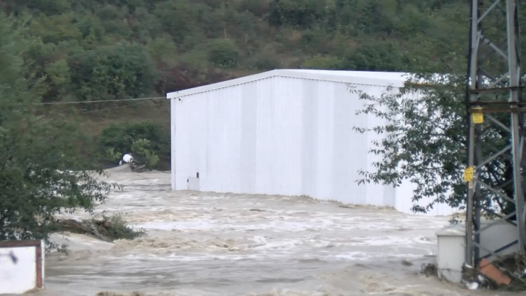Arnavutköy'de çatıda mahsur kalan işçiler kurtarıldı