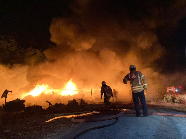 Arnavutköy'de depo yangını
