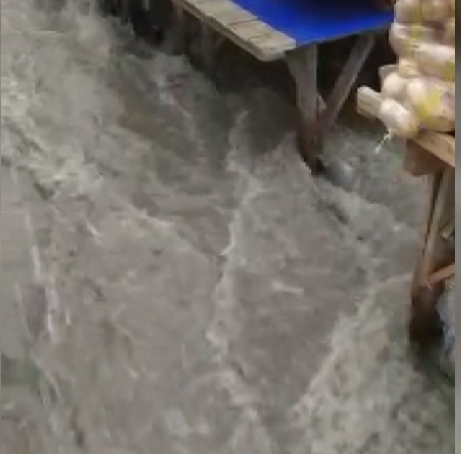 İstanbul'da yağış etkili oldu, Arnavutköy'de semt pazarını su bastı